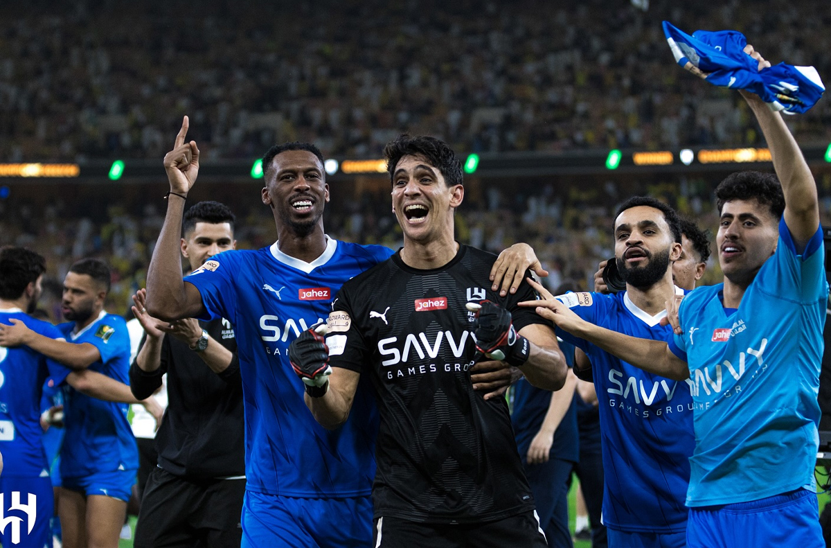 ياسين بونو يهدي كأس خادم الحرمين الشريفين لفريقه الهلال