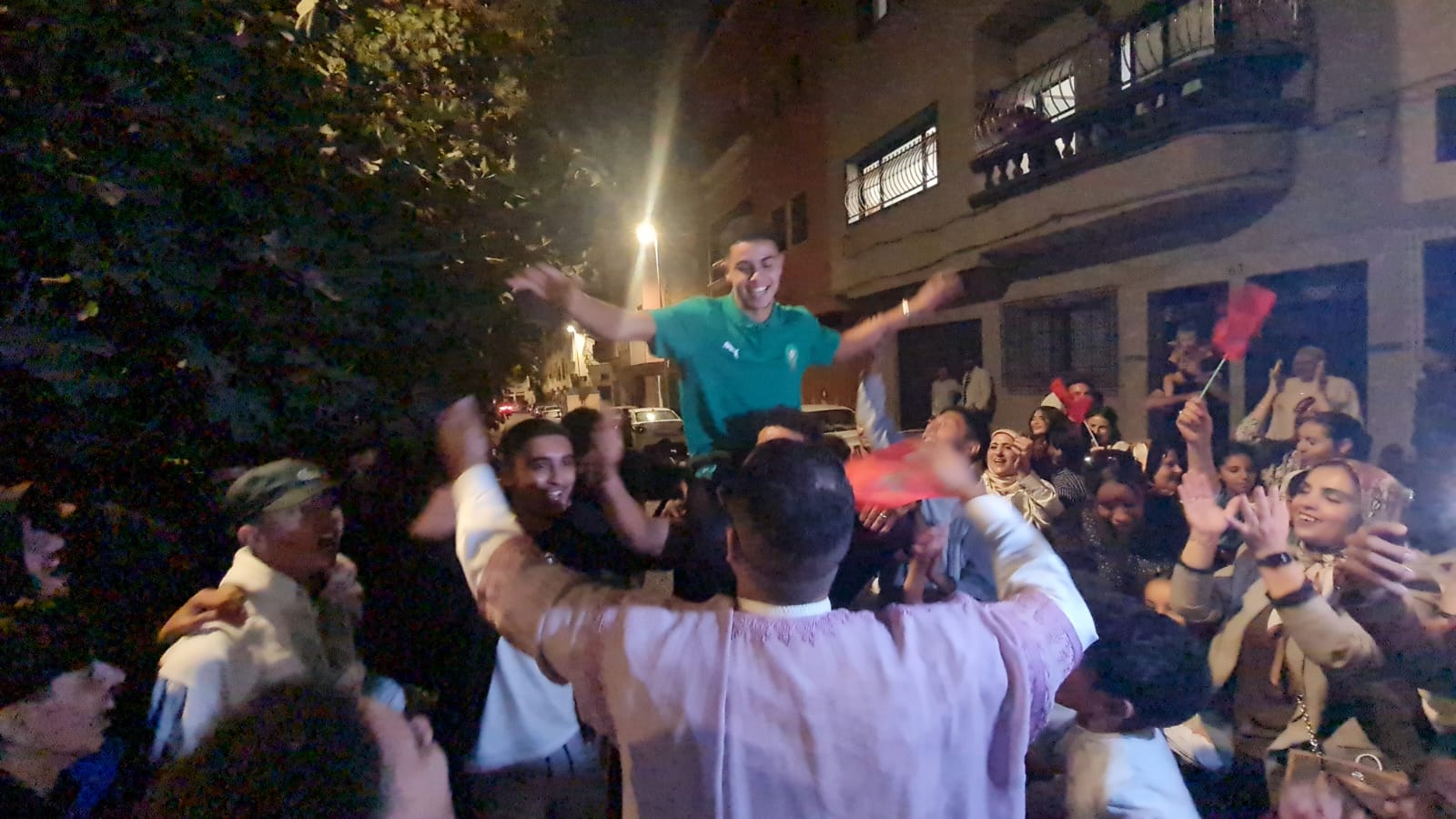 إستقبال كبير لاعب المنتخب الوطني لأقل من 20 سنة محمد كبداني المتوج بكأس العالم أمام منزله بالمحمدية