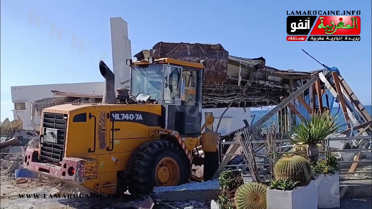خطي…ير السلطات المحلية تشن حملة لتحرير الملك العمومي و هذه للمرة الضحية مقاهي ب 2 مليار سنتيم