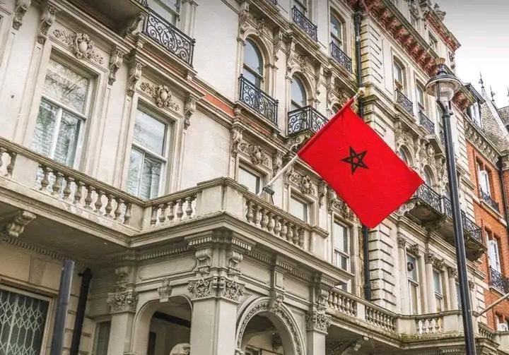 سفارة المغرب بفرنسا تتحرك قضائياً بعد حرق العلم الوطني واستهداف مشجعين مغاربة في أوبيرفيلييه