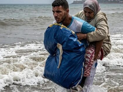 على أكتاف الوفاء… حين يحمل الأبناء آباءهم في رحلة البحث عن الأمل