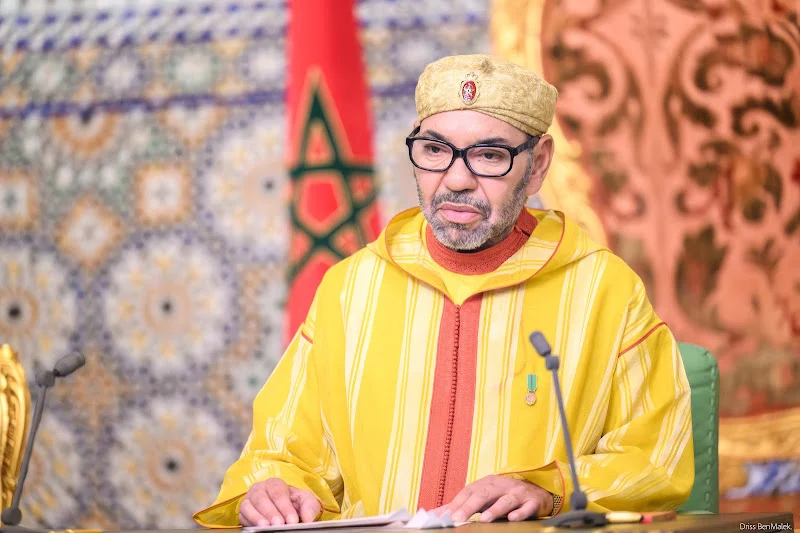 # الملك محمد السادس يرسم ملامح مرحلة تنموية جديدة أساسها الاستقرار والسيادة والعدالة الاجتماعية وجه الملك محمد السادس، مساء الأربعاء، خطابا إلى الشعب المغربي بمناسبة الذكرى السابعة والعشرين لاعتلائه عرش أسلافه، استعرض فيه أبرز التحولات الاقتصادية والاجتماعية التي شهدتها المملكة، وحدد الأولويات الاستراتيجية للمرحلة المقبلة، وفي مقدمتها تحصين الاستقرار، وتعزيز السيادة الوطنية، وتسريع التنمية، وتحقيق العدالة الاجتماعية والمجالية. واستهل الملك خطابه بالتأكيد أن سبعا وعشرين سنة من الحكم مثلت مسؤولية جسيمة وأمانة كبرى، موضحا أن الهدف الأساسي ظل دائما خدمة المواطنين وتمكين جميع المغاربة من شروط العيش الحر والكريم، بعيدا عن البحث عن المجد الشخصي أو الاعتراف بدور ريادي على المستوى القاري أو الدولي. ## الاستقرار ركيزة أساسية للتنمية أكد الملك محمد السادس أن المغرب يعيش مرحلة فاصلة في مساره التنموي، تستوجب ترسيخ الثقة والتفاؤل ومواجهة خطابات اليأس والإحباط. واعتبر أن الأمن والاستقرار السياسي والمؤسسي اللذين تنعم بهما المملكة يمثلان رأسمالا استراتيجيا لا يقدر بثمن، خاصة في ظل محيط إقليمي ودولي يتسم بالتقلبات والاضطرابات المتواصلة. وأشار الخطاب إلى أن قوة المغرب تستند إلى عراقة الدولة وصلابة مؤسساتها وانسجامها، وهو ما يمنح العمل العمومي النجاعة اللازمة لمواجهة الأزمات ومواصلة الإنجازات. وفي هذا السياق، أبرز الملك نجاح المملكة في تنظيم عدد من التظاهرات القارية والدولية، إلى جانب قدرتها على التدبير الاستباقي للكوارث والأزمات، خاصة الفيضانات التي شهدتها بعض مناطق الغرب والشمال. ## نمو اقتصادي وصعود صناعي متواصل توقف الخطاب عند المؤشرات الإيجابية التي حققها الاقتصاد الوطني، حيث بلغت نسبة النمو نحو 4.9 في المائة خلال سنة 2025، مع توقع تسجيل معدل مماثل أو أعلى خلال سنة 2026. كما ساهمت التساقطات المطرية المهمة والموسم الفلاحي الجيد في تعزيز الأمنين المائي والغذائي، بالتوازي مع توطيد مكانة المغرب كوجهة للاستثمارات الصناعية والسياحية والمالية. وأوضح الملك أن قطاعات السيارات والطيران والطاقات المتجددة والصناعات الغذائية أصبحت ركائز أساسية للنسيج الإنتاجي الوطني، سواء من حيث جذب الاستثمارات الأجنبية أو خلق الثروة وفرص الشغل. وأصبحت المملكة، وفق الخطاب، أول مصدر للسيارات في إفريقيا، بقدرة إنتاجية تقترب من مليون سيارة سنويا، فيما باتت صادرات قطاعي السيارات والطيران تمثل أكثر من 40 في المائة من إجمالي الصادرات المغربية، متجاوزة بذلك صادرات الفوسفاط. كما دخل المغرب نادي الدول التي تتوفر على مراكز صناعية متقدمة في مجال صناعة محركات الطائرات وأنظمة الهبوط، بالتوازي مع تطوير قطاع البطاريات الكهربائية والانخراط في سلاسل الإنتاج المرتبطة بالصناعات الاستراتيجية. ## الهيدروجين الأخضر والسيادة الطاقية جدد الملك التأكيد على أهمية مشاريع الطاقات المتجددة في تعزيز الأمن الطاقي وجذب الصناعات الباحثة عن طاقة تنافسية وخالية من الكربون. وفي هذا الإطار، شرعت المملكة في تنزيل «عرض المغرب في مجال الهيدروجين الأخضر»، عبر الترخيص لمجموعة أولى من المشاريع الكبرى، بما يعزز موقع المغرب في التحولات العالمية المرتبطة بالطاقة النظيفة. ## تقوية السيادة الوطنية والاكتفاء الاستراتيجي في ظل عودة السياسات الحمائية عالميا والاهتمام المتزايد بتأمين سلاسل التوريد والإنتاج، شدد الخطاب على أن تقوية السيادة الوطنية أصبحت محورا أساسيا في السياسة الصناعية للمملكة. وأشار الملك إلى أن الصناعات الغذائية والدوائية أصبحت تغطي ما يقارب 80 في المائة من الحاجيات الوطنية، وهو ما يعزز قدرة المغرب على مواجهة الأزمات الخارجية وتقلبات الأسواق. كما أعلن عن التوجه نحو إقامة قاعدة صناعية وتكنولوجية في مجالي الصناعات الدفاعية والأمن السيبراني، بهدف تعزيز السيادة الدفاعية وخلق فرص جديدة للتنمية وترسيخ مكانة المغرب كقوة إقليمية في هذه المجالات. ## رقم قياسي في القطاع السياحي أبرز الخطاب الإنجاز التاريخي الذي حققه القطاع السياحي خلال سنة 2025، بعدما استقبل المغرب ما يقارب 20 مليون سائح، بمن فيهم أفراد الجالية المغربية المقيمة بالخارج. ويعكس هذا الرقم، بحسب مضامين الخطاب، تنامي جاذبية المملكة وتحسن موقعها كوجهة سياحية دولية، إلى جانب نجاح الاستثمارات والبنيات التحتية والسياسات المعتمدة في هذا المجال. ## الحماية الاجتماعية والتنمية المجالية رغم أهمية الإنجازات الاقتصادية، أكد الملك أن التنمية لا يمكن أن تكتمل دون تحسين ظروف عيش المواطنين وتحقيق العدالة الاجتماعية والمجالية. ودعا إلى مواصلة تعميم الحماية الاجتماعية والتنزيل الفعال لبرامج التنمية الترابية المندمجة، بما يضمن استفادة جميع المناطق والجهات دون استثناء. ويعكس هذا التوجيه الحرص على تقليص الفوارق المجالية والاجتماعية، وضمان وصول ثمار النمو الاقتصادي إلى مختلف فئات المجتمع، خصوصا بالمناطق التي تعاني من الخصاص في الخدمات الأساسية وفرص الاستثمار والتشغيل. ## دعوة القطاع المالي إلى دعم المقاولات والاستثمار أكد الخطاب أن التحول الاقتصادي والاجتماعي الذي تعرفه المملكة يحتاج إلى موارد مالية غير مسبوقة، يتعين تعبئة جزء كبير منها عبر التمويل الداخلي. ودعا الملك القطاع المالي الوطني إلى مواصلة دعم الاستثمارات والمشاريع الكبرى، وإحداث نقلة نوعية في ولوج المقاولات الصغيرة والمتوسطة إلى التمويلات البنكية وغير البنكية. كما شدد على ضرورة توجيه التمويل نحو الابتكار والتصنيع والتصدير، وتعبئة الادخار الوطني، خصوصا الادخار المؤسساتي، مع تنشيط الأسواق المالية للمساهمة في تسريع الدينامية التنموية للمغرب. ## المغرب شريك دولي موثوق على مستوى السياسة الخارجية، أكد الملك أن المغرب نجح في ترسيخ مكانته كفاعل دولي موثوق ومحترم ومسموع، وكشريك اقتصادي مطلوب في إطار علاقات متوازنة ومتجهة نحو المستقبل. وأوضح أن المملكة اختارت تنويع شراكاتها الدولية، بما يعزز قدراتها ويرفع من قيمتها الاقتصادية والسياسية والاستراتيجية، ويمكنها من طرح مبادرات تعاون وعروض شراكة بناءة بشأن القضايا الثنائية والدولية الكبرى. ## دورة تنموية جديدة بعد الانتخابات أكد الملك محمد السادس أن المكاسب الاقتصادية والاجتماعية التي حققتها المملكة لا ترتبط بزمن حكومة أو ولاية برلمانية واحدة، بل تمثل نتيجة تراكمات متواصلة واختيارات استراتيجية بعيدة المدى. وأعرب عن تطلعه إلى إطلاق دورة جديدة في المسار التنموي للمملكة عقب الانتخابات التشريعية المقبلة وتشكيل حكومة جديدة، على أن تقوم هذه المرحلة على تحصين المكاسب ومواصلة المشاريع والإصلاحات الكبرى. وفي ختام الخطاب، جدد الملك تقديره لأفراد القوات المسلحة الملكية والدرك الملكي والإدارة الترابية والأمن الوطني والقوات المساعدة والوقاية المدنية، نظير تجندهم للدفاع عن وحدة الوطن وأمنه واستقراره. كما ترحم على أرواح شهداء المغرب، مستحضرا ذكرى الملكين الراحلين محمد الخامس والحسن الثاني. وبذلك، رسم الخطاب الملكي ملامح مرحلة جديدة قوامها الثقة في المستقبل، واستثمار الاستقرار المؤسساتي، وتعزيز التصنيع والسيادة الوطنية، مع جعل العدالة الاجتماعية والمجالية في صلب النموذج التنموي المغربي.