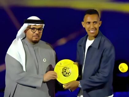 سفيان رحيمي يحصد حب الجماهير.. نجم المغرب يتوج بجائزة جديدة في الدوري الإماراتي