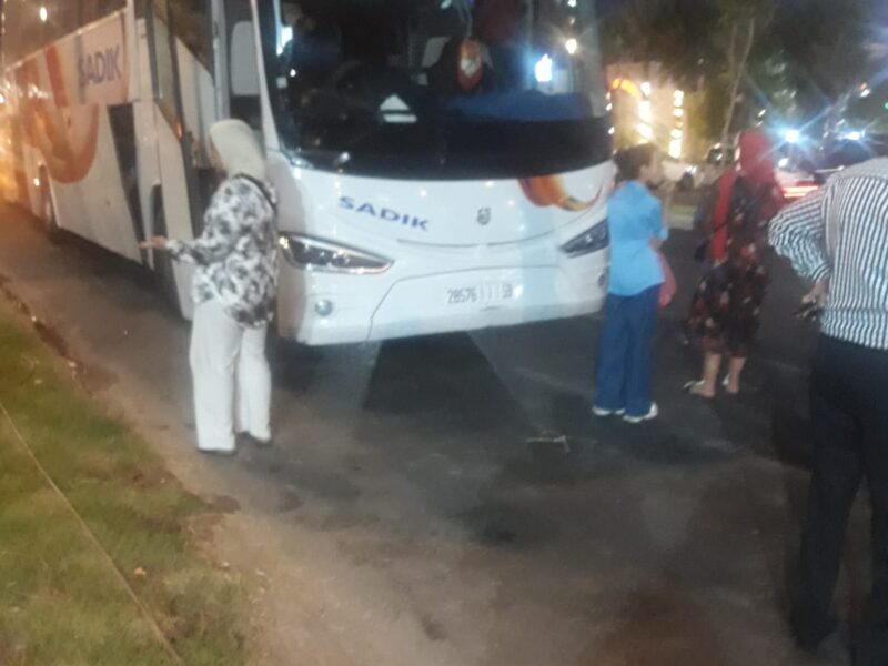 عطب مفاجئ بحافلة من محطة العزوزية نحو الدار البيضاء.. ومسافر يستنجد بـ«المغربية أنفو» لنقل معاناته