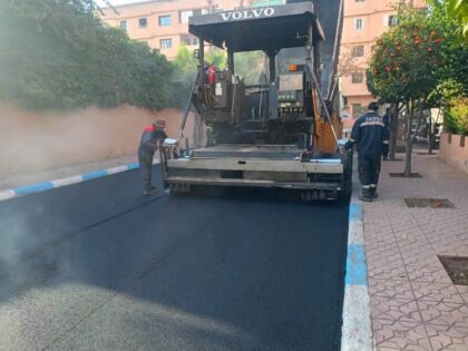 مراكش.. تحت إشراف عمر السالكي.. استمرار أشغال تزفيت الطرق والممرات بمقاطعة جليز