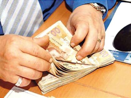 رفع السميك إلى 5000 درهم يشعل الجدل.. نقابيون يحذرون من تحويل مطلب اجتماعي إلى ورقة إنتخابية