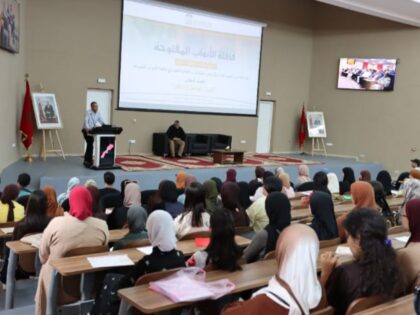 رئيس جامعة القاضي عياض وعميد كلية الآداب يواكبان استقبال الطلبة الجدد بمراكش