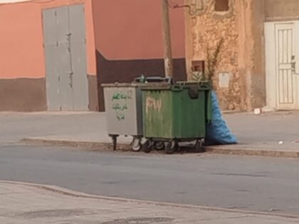 لخصاص.. حاويات النفايات بزنقة احشاش تثير استياء الساكنة ومطالب بتدخل باشا المدينة
