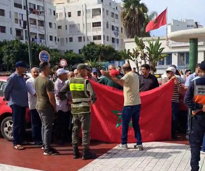 طاكسيات البيضاء تحتج.. ارتفاع المحروقات وتطبيقات النقل يعيدان أزمة القطاع إلى الواجهة