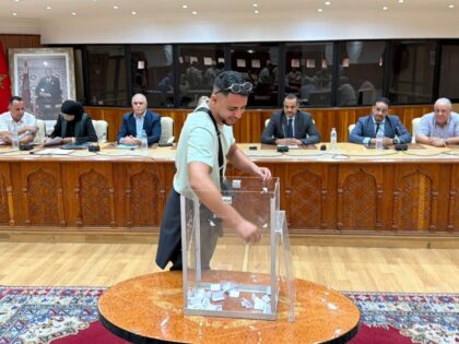 مراكش.. إجراء قرعة لتوزيع 51 محلاً تجارياً بسوق الهواتف النقالة لفائدة 102 مستفيد