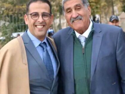 بدموع الحزن والرضا.. مصطفى لخصم يودع والده بالمدينة المنورة: «فرحان حيت غادي يتدفن حدا الصحابة وقريب من قبر الرسول»