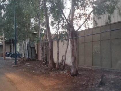 أبواب كبيرة وأشجار مقتَلعة بطريق سيدي يوسف بن علي.. و دوار كوكو من رخّص لبناء مستودعات الحدادة والنجارة داخل الحزام الأخضر؟